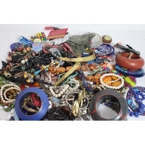 603 - QUANTITY OF COSTUME JEWELLERY