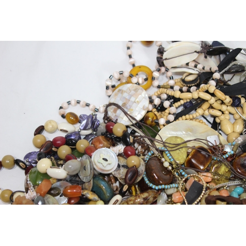 651 - QUANTITY OF COSTUME JEWELLERY