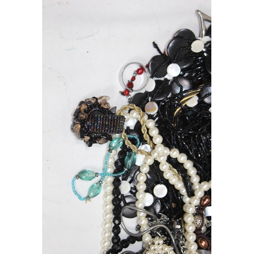 652 - QUANTITY OF COSTUME JEWELLERY