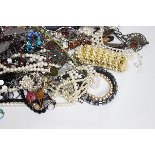 652 - QUANTITY OF COSTUME JEWELLERY