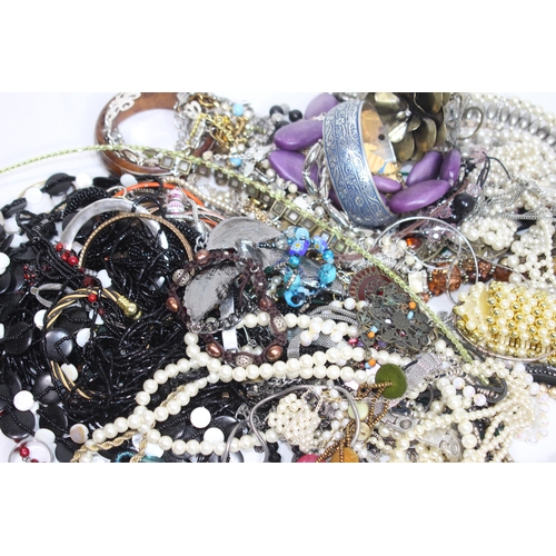 652 - QUANTITY OF COSTUME JEWELLERY