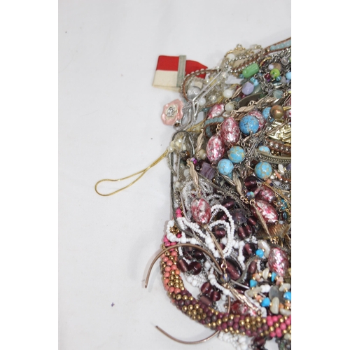 653 - QUANTITY OF COSTUME JEWELLERY