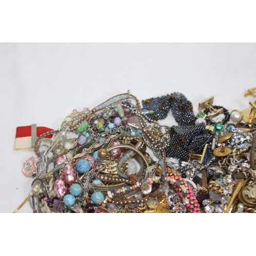 653 - QUANTITY OF COSTUME JEWELLERY