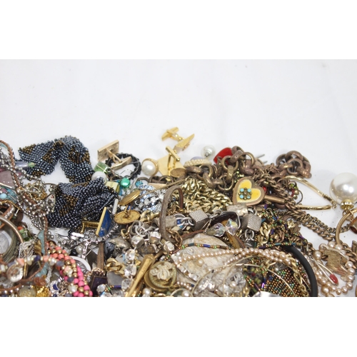 653 - QUANTITY OF COSTUME JEWELLERY