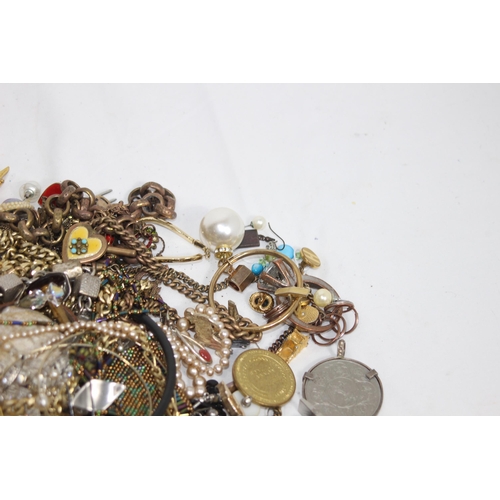 653 - QUANTITY OF COSTUME JEWELLERY