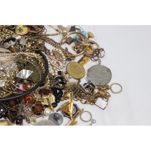 653 - QUANTITY OF COSTUME JEWELLERY