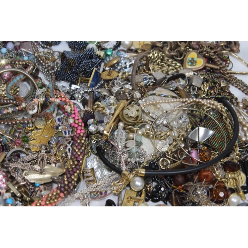 653 - QUANTITY OF COSTUME JEWELLERY