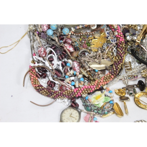 653 - QUANTITY OF COSTUME JEWELLERY