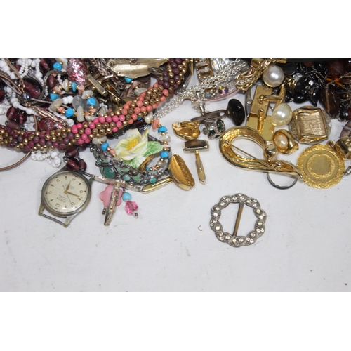 653 - QUANTITY OF COSTUME JEWELLERY