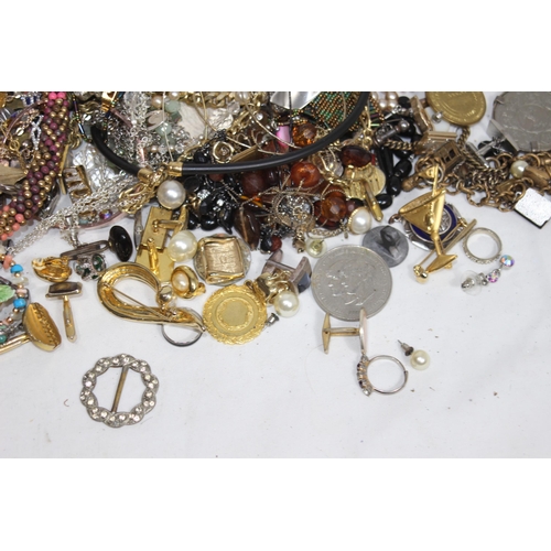 653 - QUANTITY OF COSTUME JEWELLERY