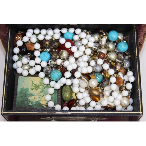 656 - JEWELLERY BOX OF COSTUME JEWELLERY