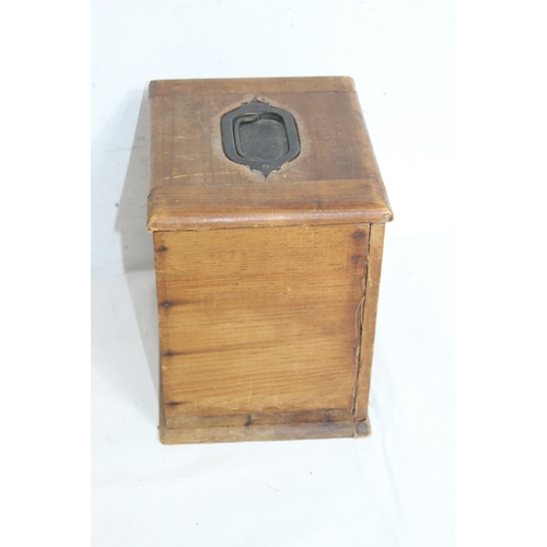 656 - JEWELLERY BOX OF COSTUME JEWELLERY