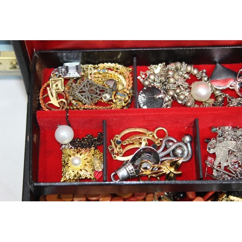 658 - 3 X JEWELLERY BOXES OF COSTUME JEWELLERY