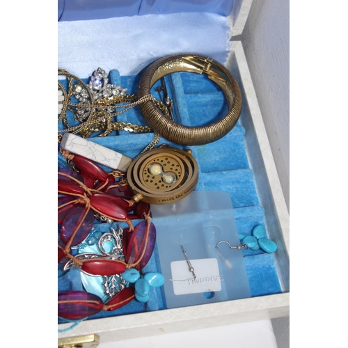 658 - 3 X JEWELLERY BOXES OF COSTUME JEWELLERY