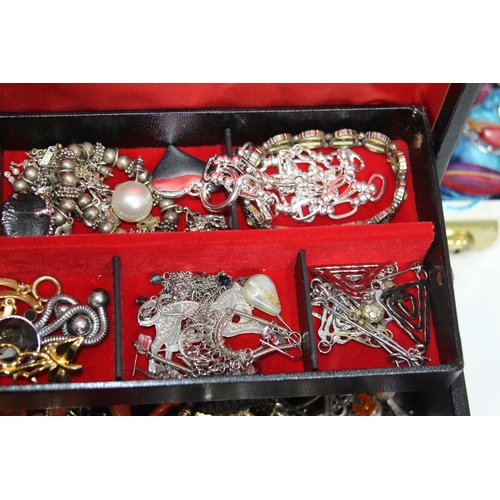 658 - 3 X JEWELLERY BOXES OF COSTUME JEWELLERY