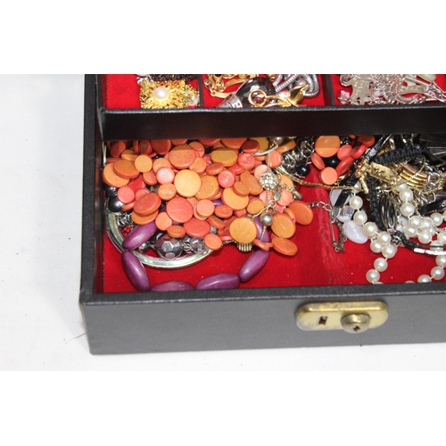 658 - 3 X JEWELLERY BOXES OF COSTUME JEWELLERY