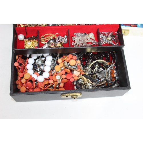 658 - 3 X JEWELLERY BOXES OF COSTUME JEWELLERY