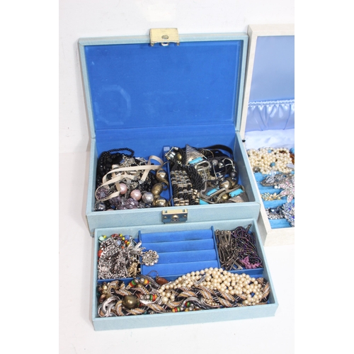 658 - 3 X JEWELLERY BOXES OF COSTUME JEWELLERY