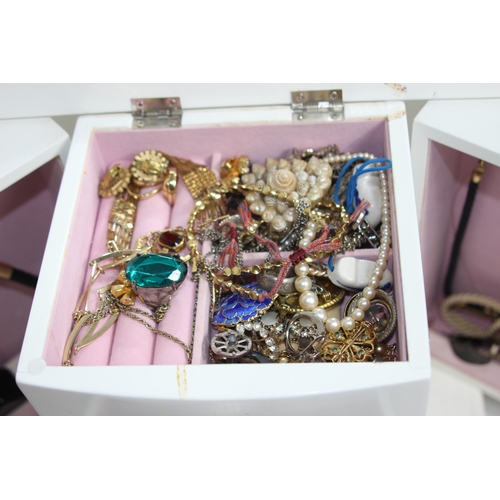 659 - JEWELLERY BOX OF COSTUME JEWELLERY