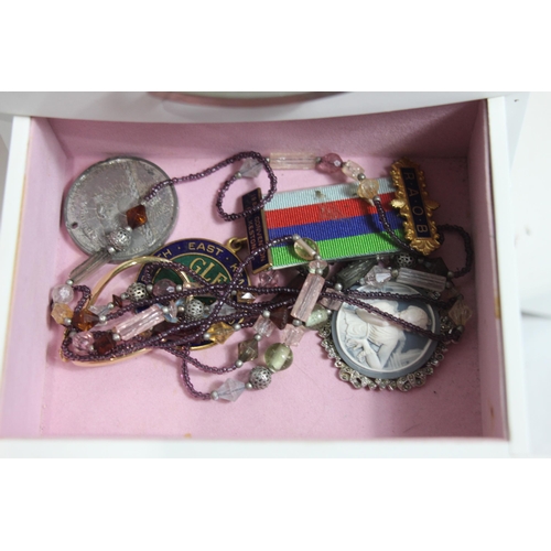 659 - JEWELLERY BOX OF COSTUME JEWELLERY