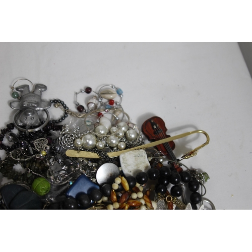 660 - QUANTITY OF COSTUME JEWELLERY