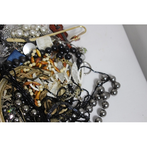 660 - QUANTITY OF COSTUME JEWELLERY