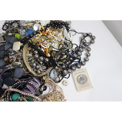 660 - QUANTITY OF COSTUME JEWELLERY