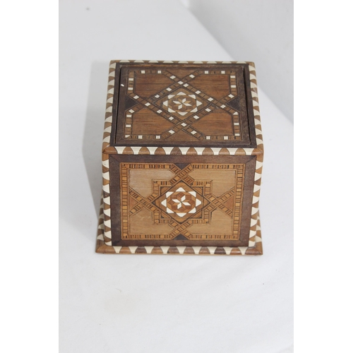 661 - INLAID CIGAR BOX - HANDLE MISSING 
13 X 11CM