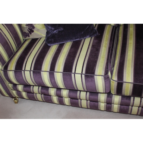 14 - LARGE TWO SEATER SOFA
200 X 100 X 110CM