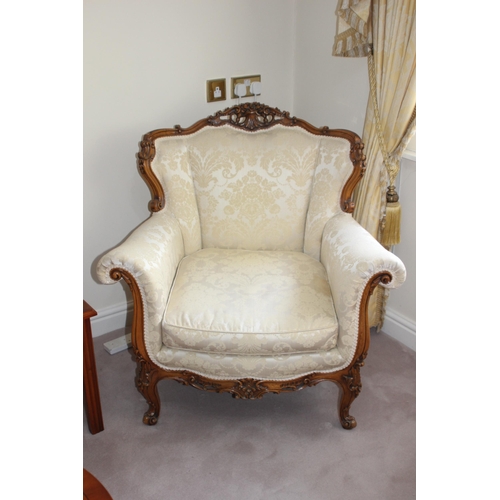 15 - VINTAGE ORNATE REPRO ARMCHAIR
90 X 68 X 90CM