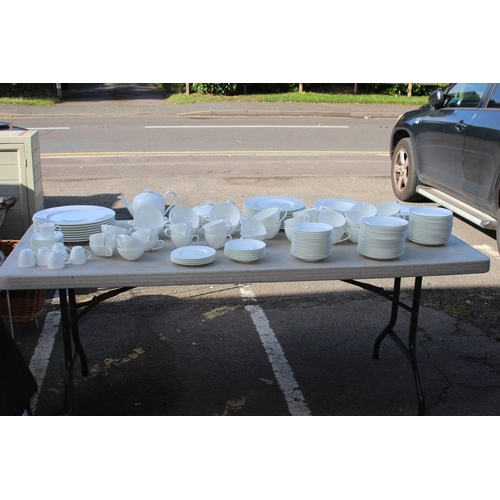 248 - LARGE QUANTITY OF VILLEROY AND BOCH DINNER SERVICE