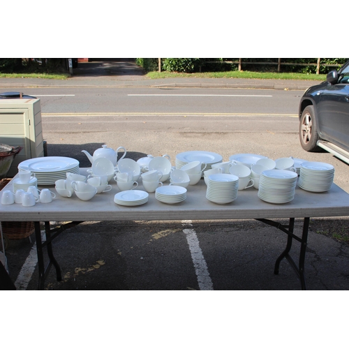 248 - LARGE QUANTITY OF VILLEROY AND BOCH DINNER SERVICE