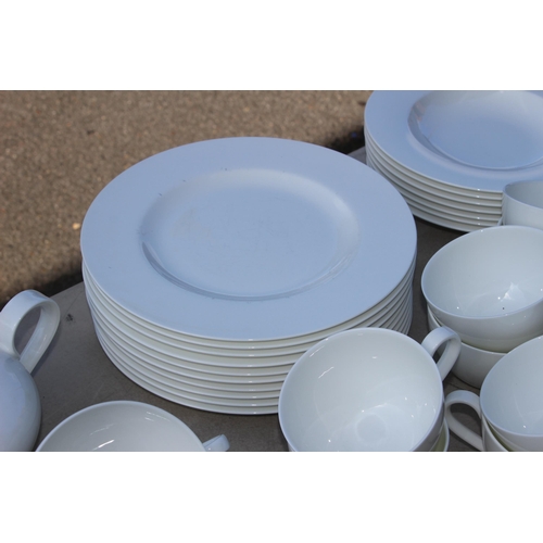 248 - LARGE QUANTITY OF VILLEROY AND BOCH DINNER SERVICE