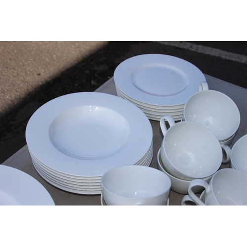 248 - LARGE QUANTITY OF VILLEROY AND BOCH DINNER SERVICE