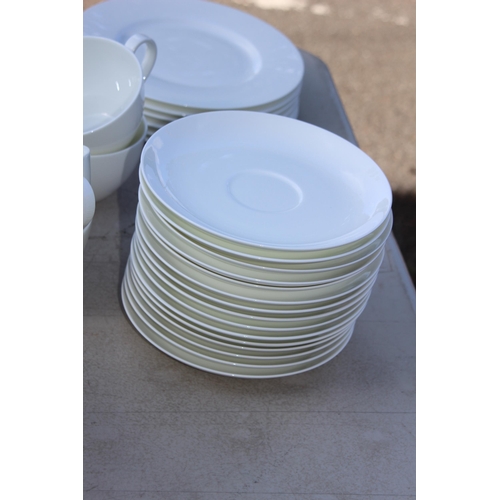 248 - LARGE QUANTITY OF VILLEROY AND BOCH DINNER SERVICE