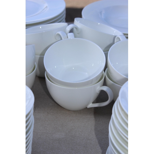 248 - LARGE QUANTITY OF VILLEROY AND BOCH DINNER SERVICE