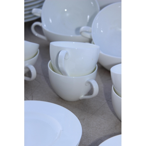 248 - LARGE QUANTITY OF VILLEROY AND BOCH DINNER SERVICE