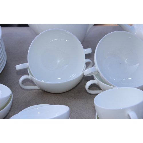 248 - LARGE QUANTITY OF VILLEROY AND BOCH DINNER SERVICE