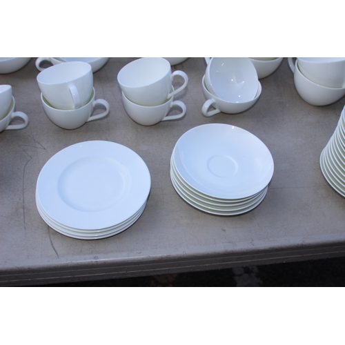 248 - LARGE QUANTITY OF VILLEROY AND BOCH DINNER SERVICE