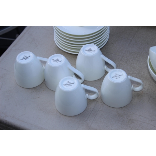 248 - LARGE QUANTITY OF VILLEROY AND BOCH DINNER SERVICE