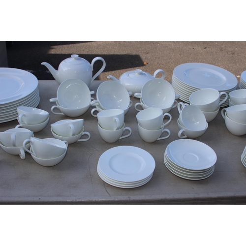 248 - LARGE QUANTITY OF VILLEROY AND BOCH DINNER SERVICE