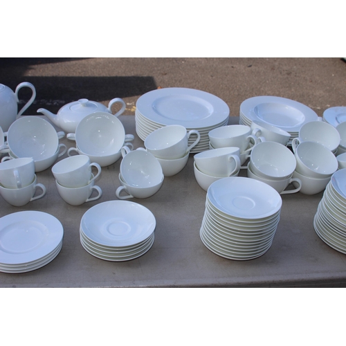 248 - LARGE QUANTITY OF VILLEROY AND BOCH DINNER SERVICE