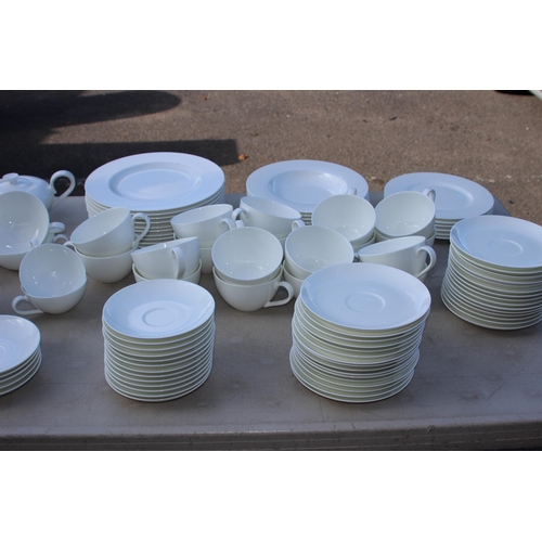 248 - LARGE QUANTITY OF VILLEROY AND BOCH DINNER SERVICE