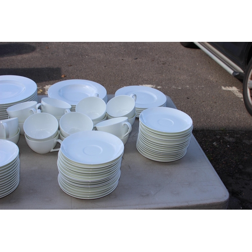 248 - LARGE QUANTITY OF VILLEROY AND BOCH DINNER SERVICE