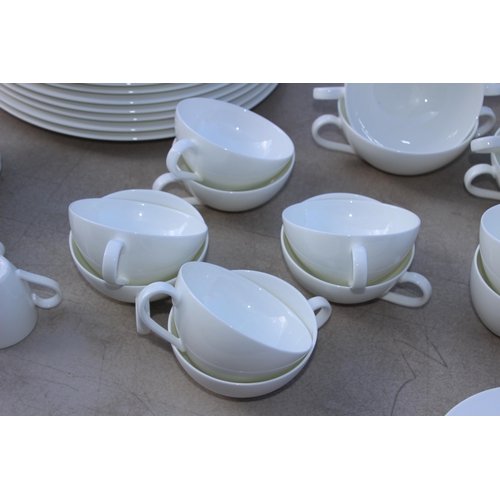 248 - LARGE QUANTITY OF VILLEROY AND BOCH DINNER SERVICE