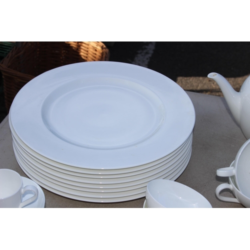 248 - LARGE QUANTITY OF VILLEROY AND BOCH DINNER SERVICE