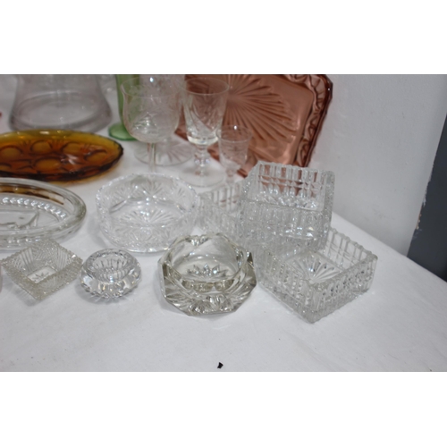 278 - BOX OF GLASSWARE