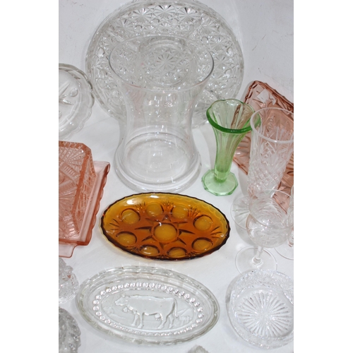 278 - BOX OF GLASSWARE