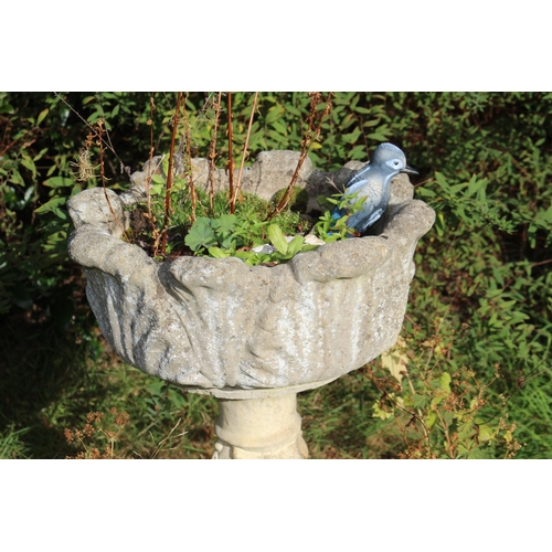 95 - GARDEN POT ON STAND 
79 X 45CM