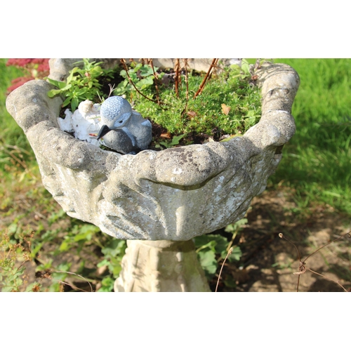 95 - GARDEN POT ON STAND 
79 X 45CM